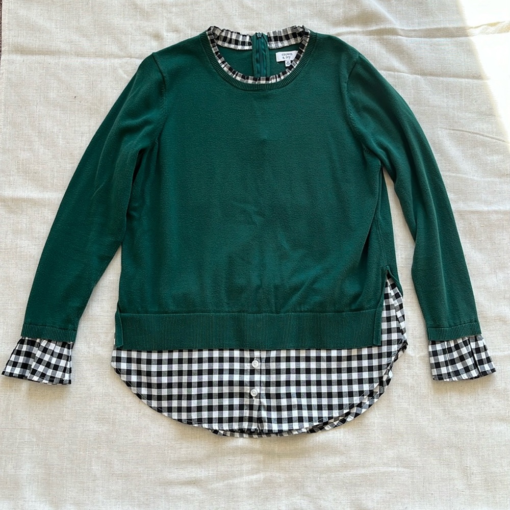 Crown & Ivy women’s medium knit top. Green and Black check.